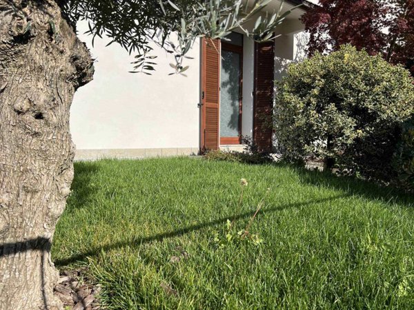 casa indipendente in vendita a Piacenza in zona Borgotrebbia
