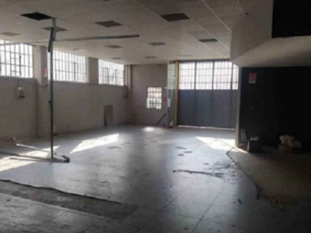 negozio in vendita a Piacenza in zona Baia del Re