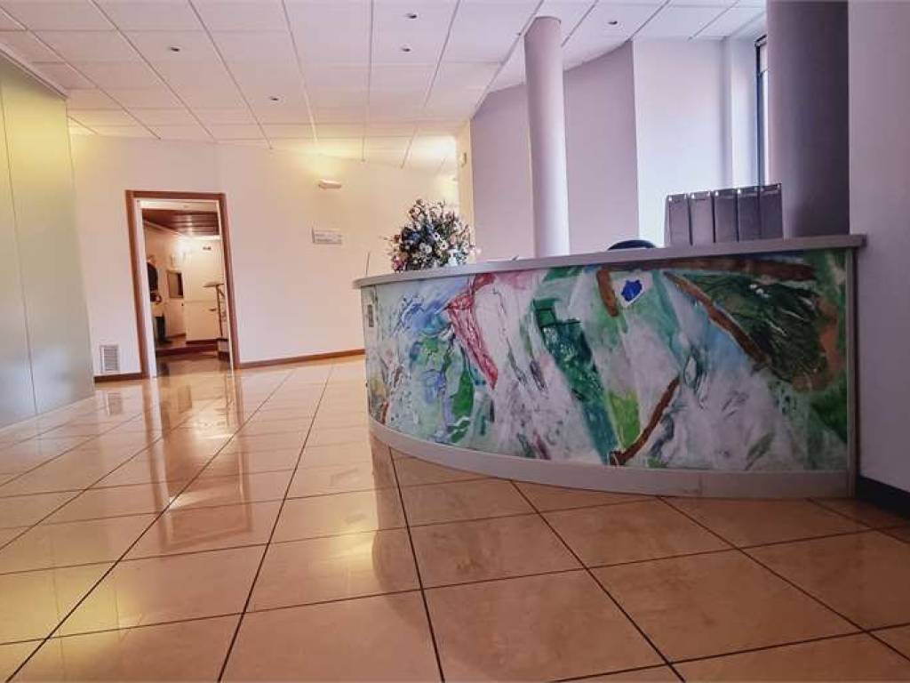 ufficio in vendita a Piacenza in zona Farnesiana