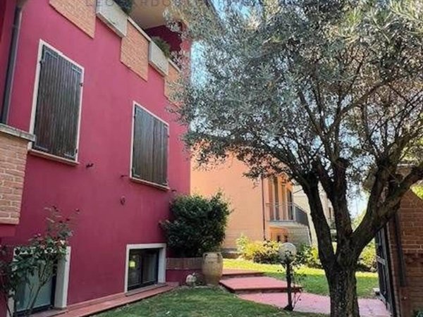 casa indipendente in vendita a Piacenza in zona Montale
