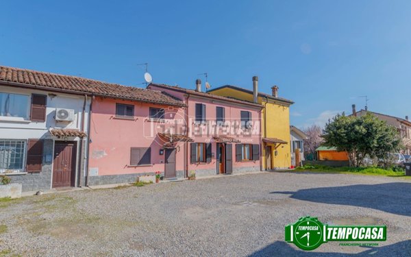 casa indipendente in vendita a Piacenza in zona Roncaglia / Fossadello
