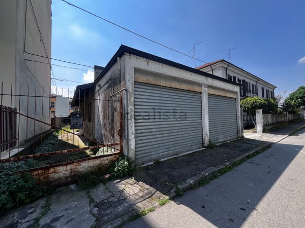 capannone in vendita a Piacenza in zona Infrangibile