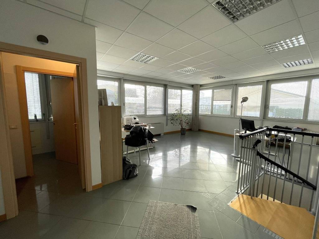 ufficio in vendita a Piacenza in zona Farnesiana