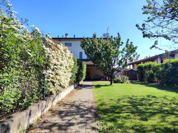 casa indipendente in vendita a Piacenza in zona Infrangibile