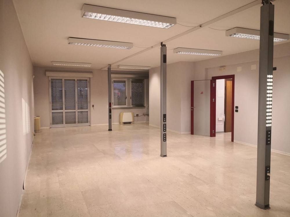 ufficio in vendita a Piacenza in zona Caorsana