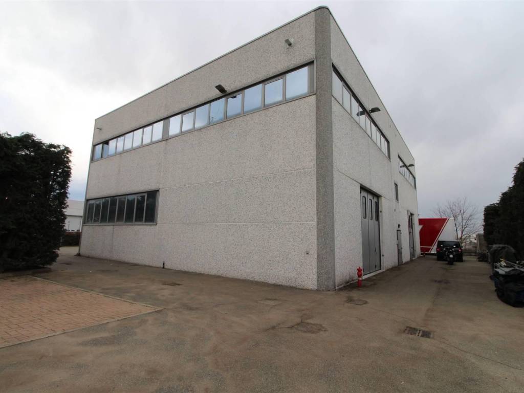 locale commerciale in vendita a Piacenza in zona Montale