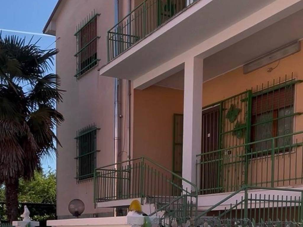 casa indipendente in vendita a Piacenza in zona Roncaglia / Fossadello