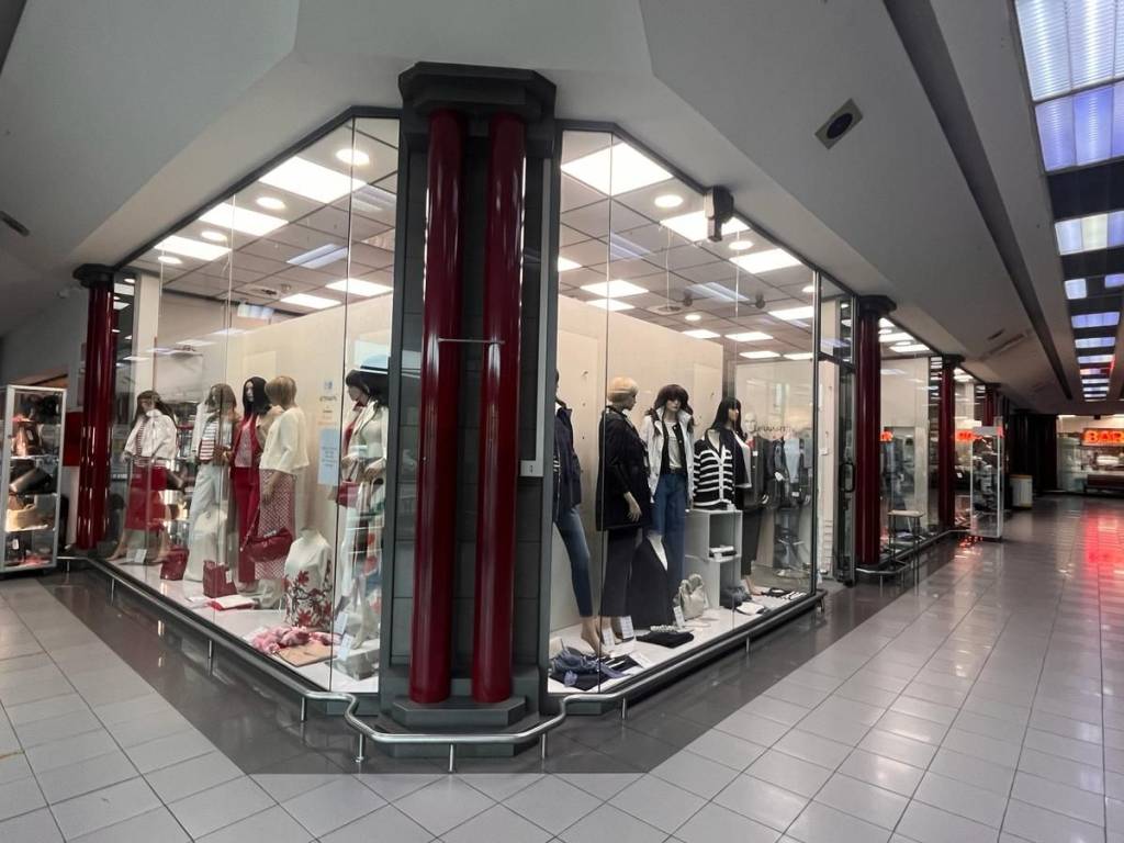 negozio in vendita a Piacenza in zona Farnesiana