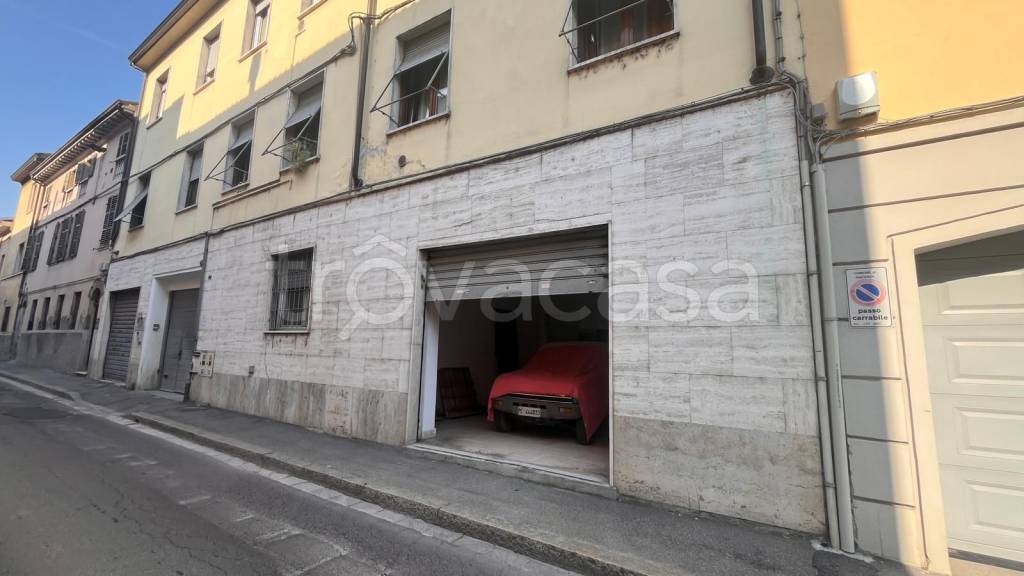 locale commerciale in vendita a Piacenza
