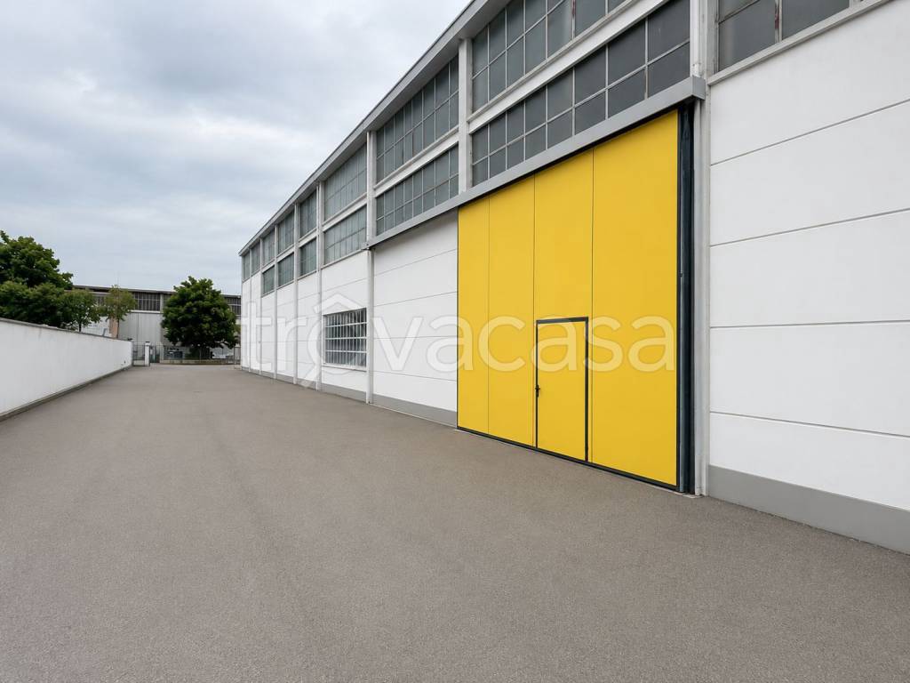 locale commerciale in vendita a Piacenza in zona Infrangibile