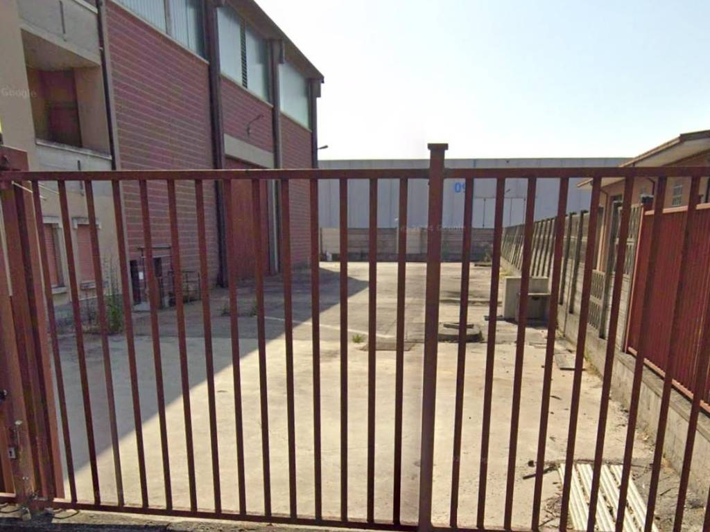 locale commerciale in vendita a Piacenza in zona Caorsana