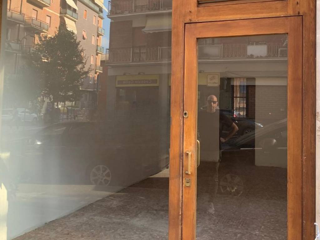 negozio in vendita a Piacenza in zona Stadio