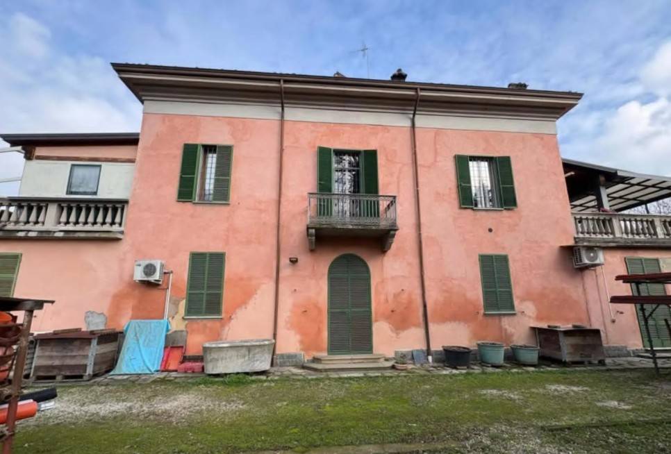 intera palazzina in vendita a Piacenza in zona Farnesiana