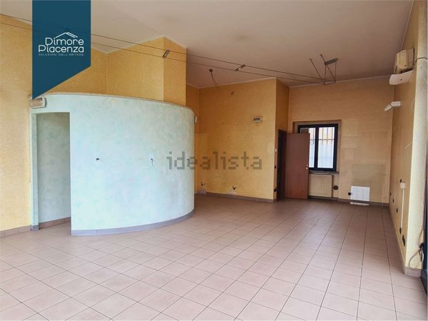 locale commerciale in vendita a Piacenza in zona Farnesiana
