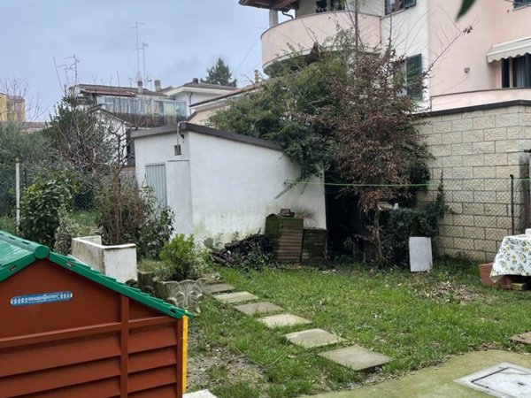 casa indipendente in vendita a Piacenza in zona Barriera Genova