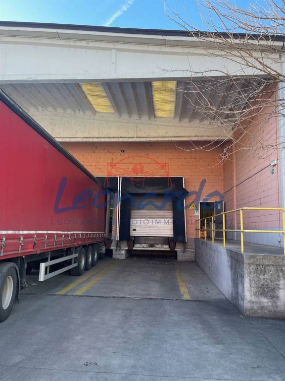capannone in vendita a Piacenza in zona Caorsana