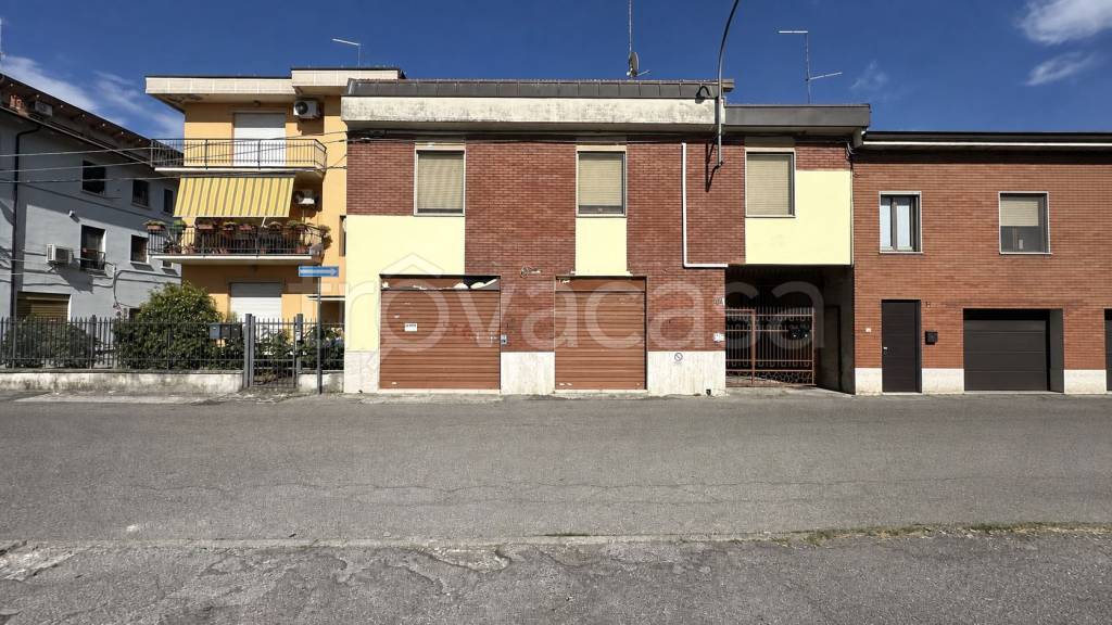casa indipendente in vendita a Piacenza in zona Infrangibile