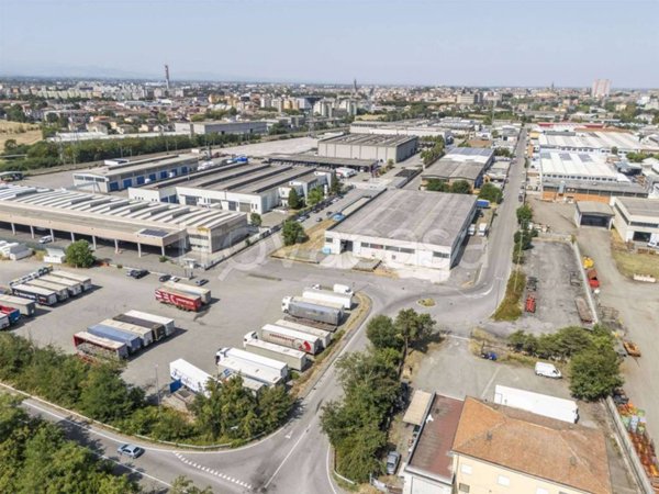 locale commerciale in vendita a Piacenza in zona Centro Storico