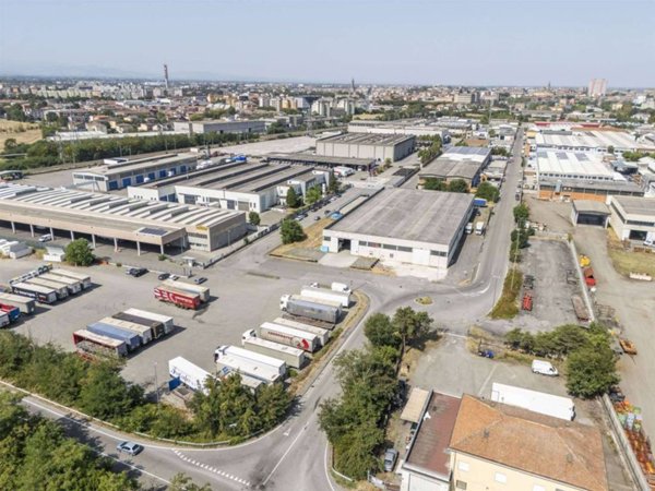 locale commerciale in vendita a Piacenza in zona Barriera Milano
