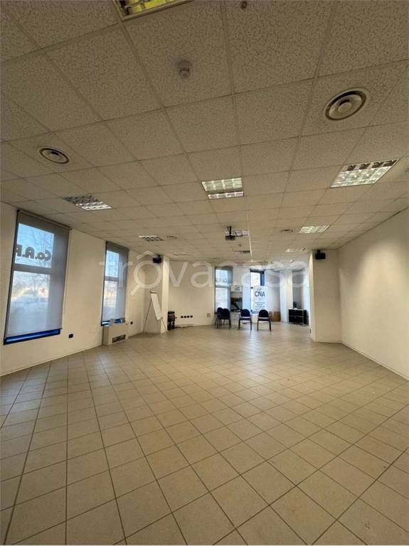 locale commerciale in vendita a Piacenza in zona Montale