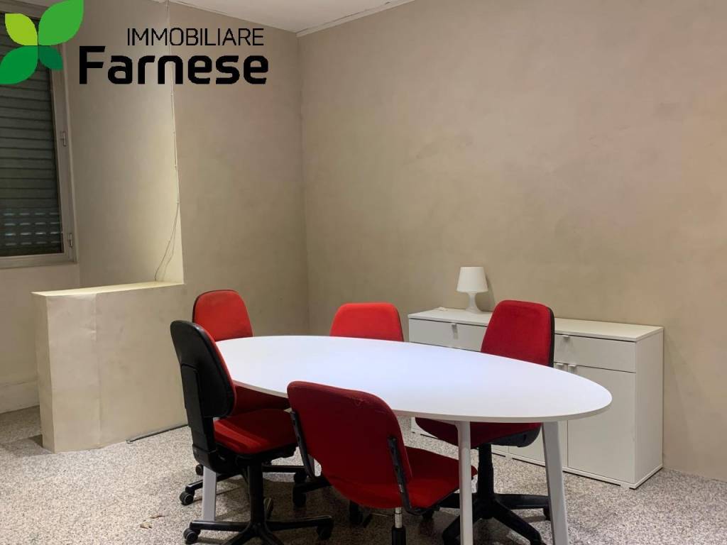 ufficio in vendita a Piacenza in zona Barriera Genova