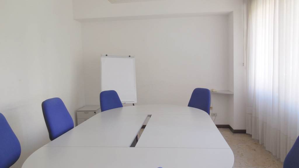 ufficio in vendita a Piacenza in zona Barriera Genova