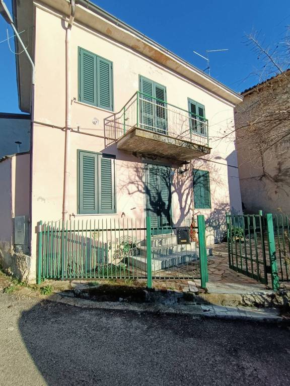 casa indipendente in vendita a Pianello Val Tidone in zona Casanova