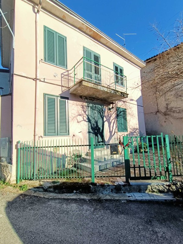 casa indipendente in vendita a Pianello Val Tidone in zona Casanova