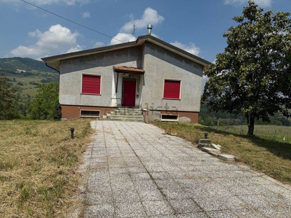 casa indipendente in vendita a Pianello Val Tidone in zona Casanova
