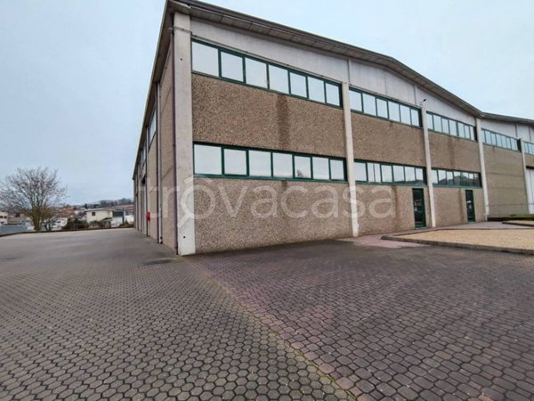 locale commerciale in vendita a Pianello Val Tidone