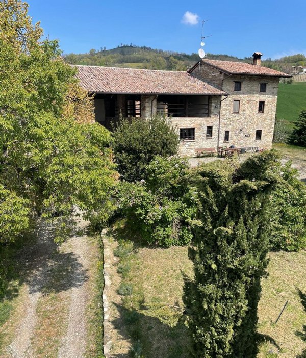 casale in vendita a Pianello Val Tidone