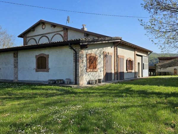 casa indipendente in vendita a Pianello Val Tidone in zona Azzano