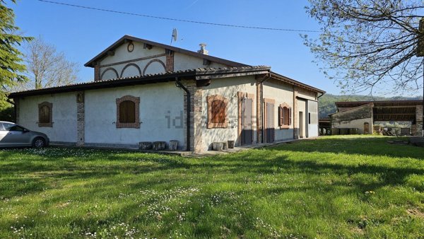 casale in vendita a Pianello Val Tidone in zona Azzano