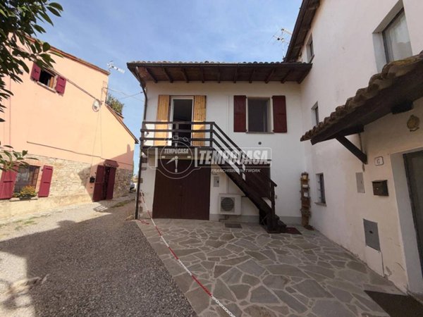 casa indipendente in vendita a Pianello Val Tidone in zona Arcello