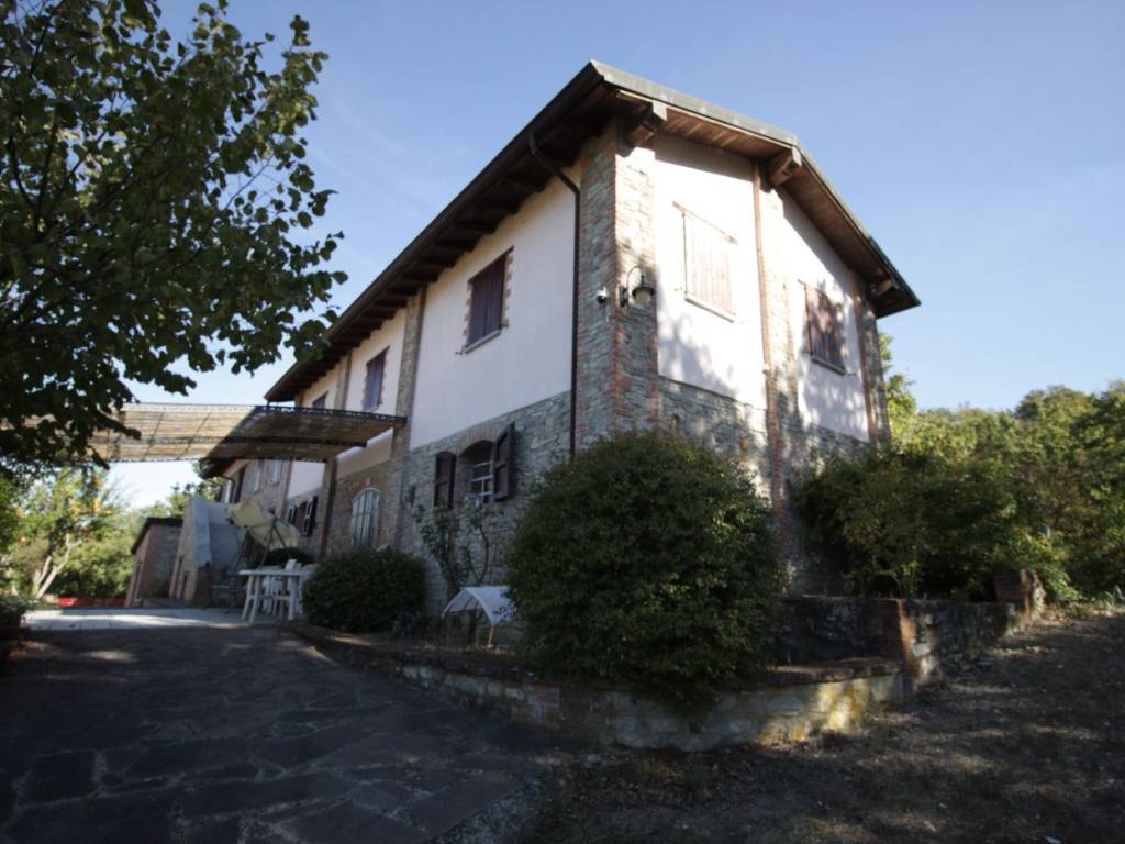 casa indipendente in vendita a Pianello Val Tidone in zona Arcello