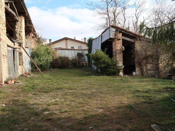 casa indipendente in vendita a Piozzano