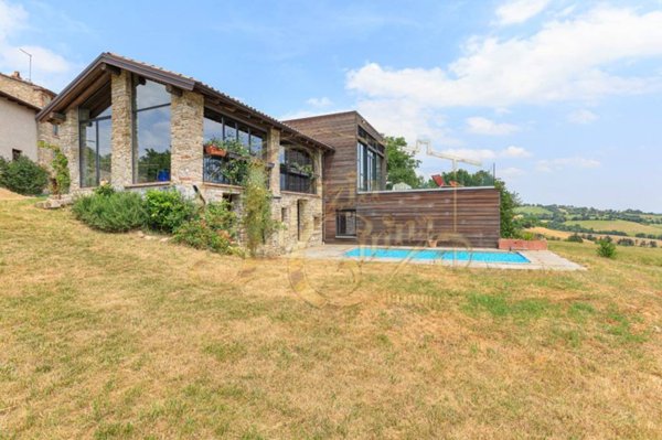 casa indipendente in vendita a Piozzano