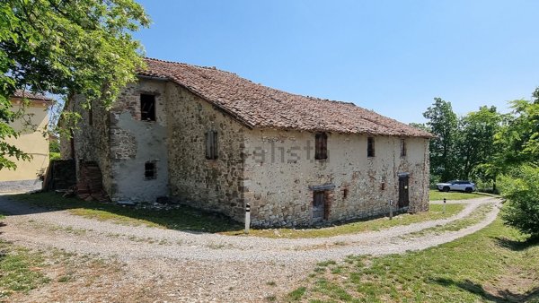 casale in vendita a Piozzano
