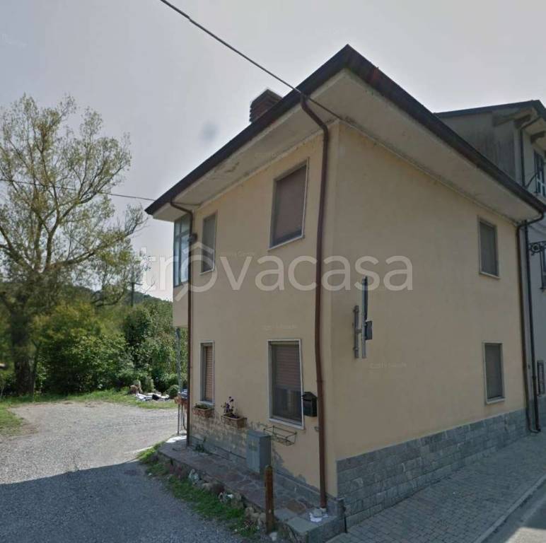 casa indipendente in vendita a Piozzano