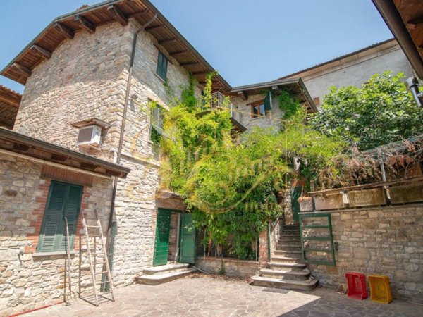 casa indipendente in vendita a Piozzano