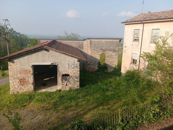 casale in vendita a Piozzano