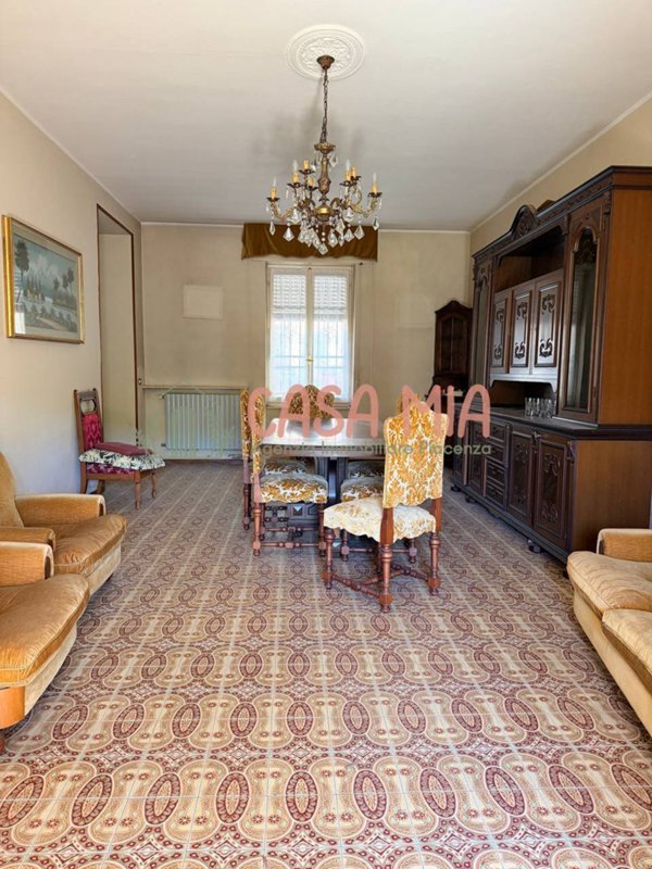 casa indipendente in vendita a Piozzano