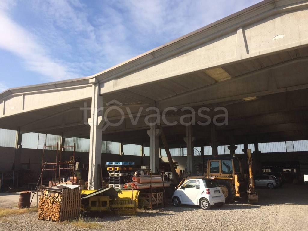 locale commerciale in vendita a Podenzano