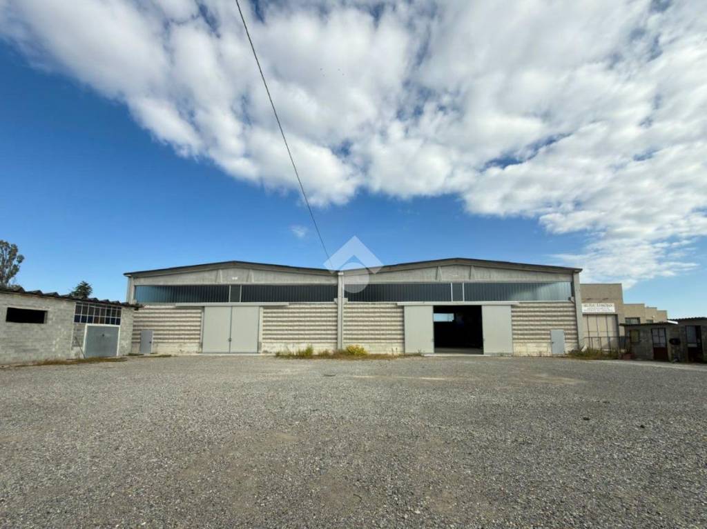 locale commerciale in vendita a Podenzano