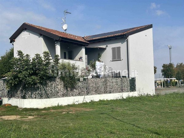 esavano in vendita a Podenzano in zona Maiano