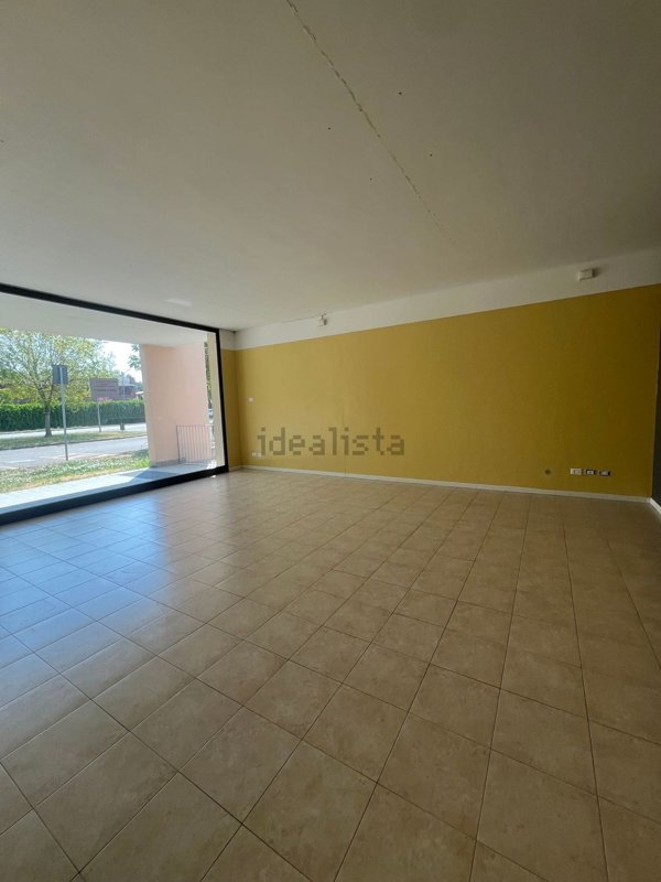 locale commerciale in vendita a Podenzano in zona Gariga