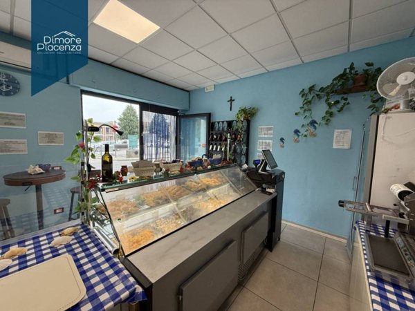 locale commerciale in vendita a Podenzano