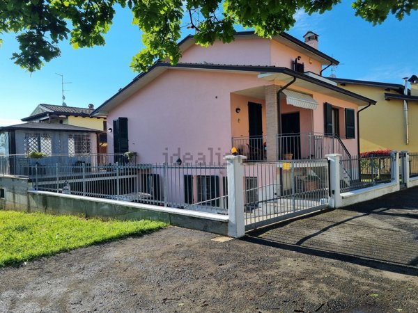 casa indipendente in vendita a Rivergaro in zona Niviano