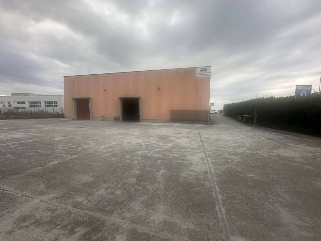 locale commerciale in vendita a Rottofreno