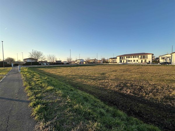 terreno edificabile in vendita a Rottofreno